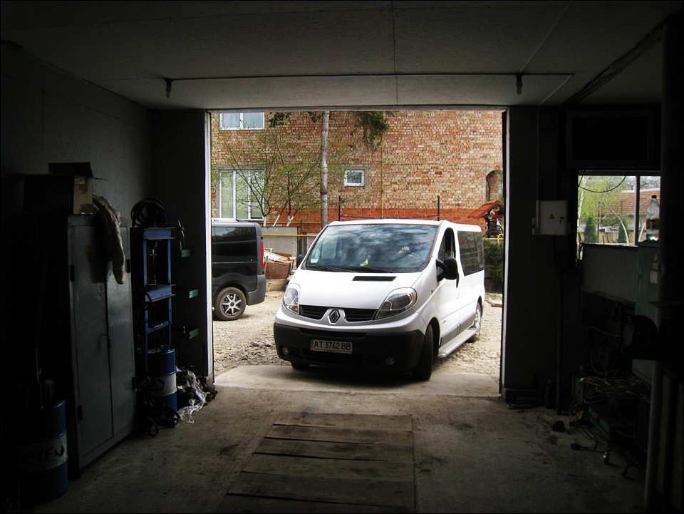 Заміна амортизаторів Renault trafic 2.0 + опорні підшипники 1