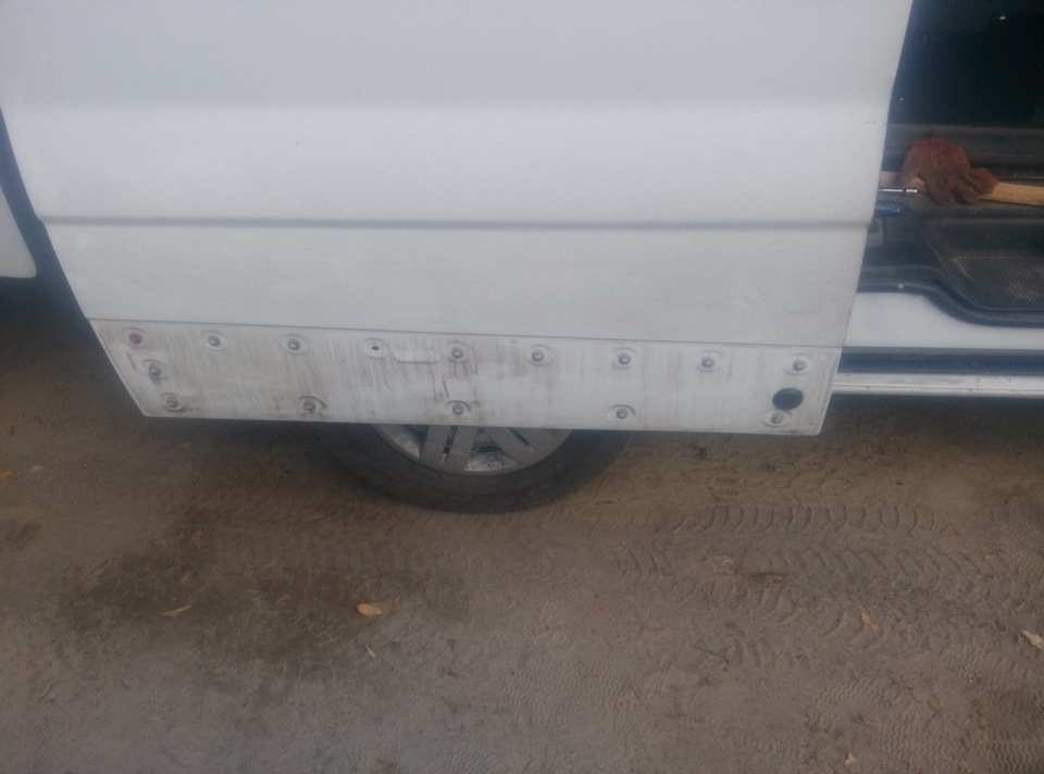 Заміна нижніх роликів зсувних дверей 1