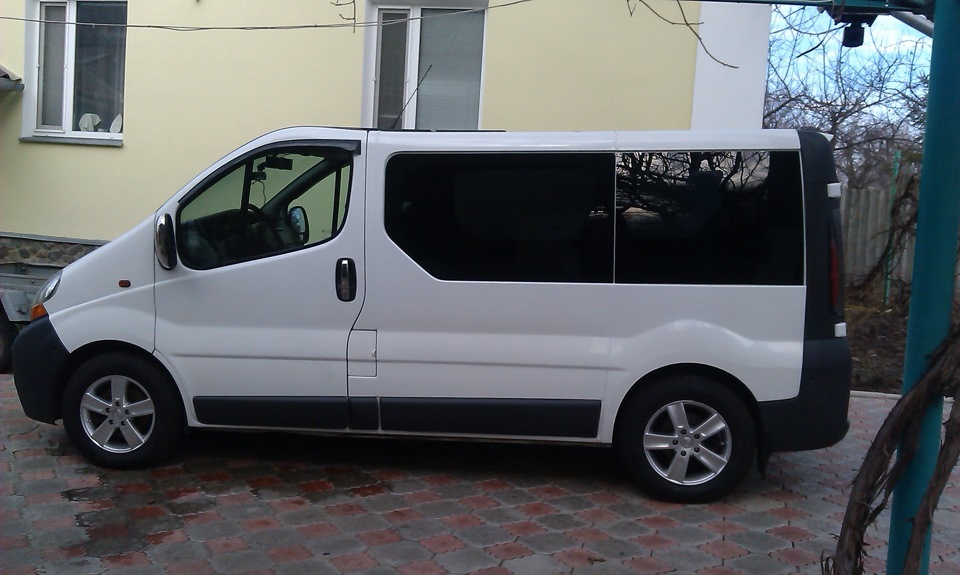 Переобул Renault Trafic Білий лімузин 2