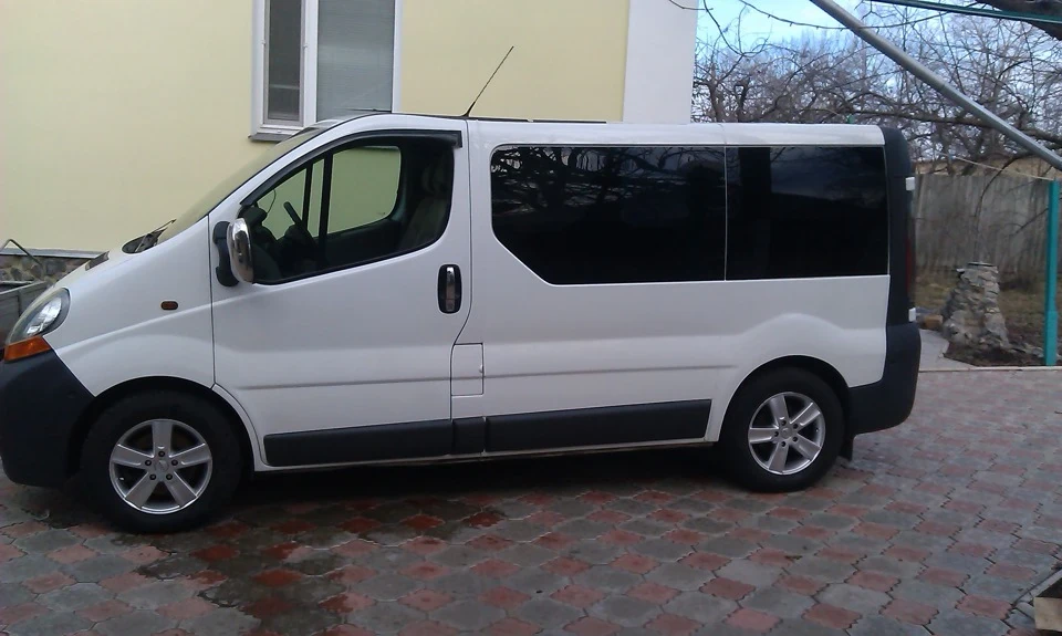 Переобул Renault Trafic Білий лімузин