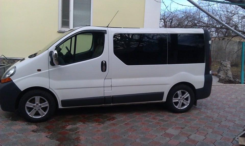 Переобул Renault Trafic Білий лімузин 1