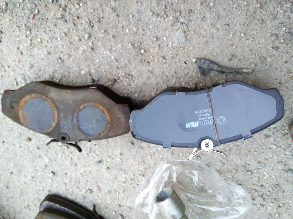 Заміна передніх гальмівних колодок 2