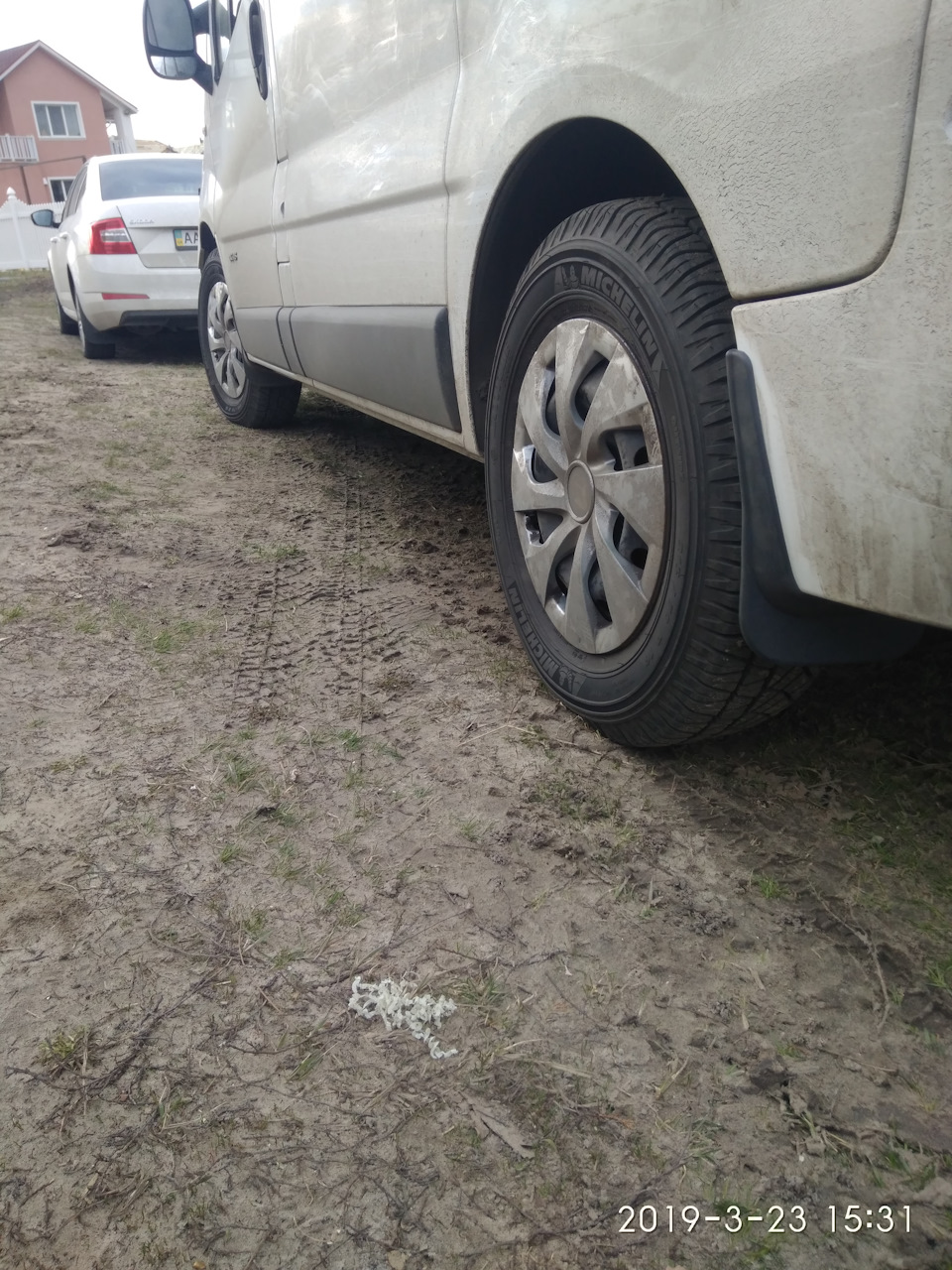 Порівняння відчуттів від легкової Nokian Hakka Blue 2 205/65 16 та кросоверської Michelin Latitude Cross 215/70 16 на Рено Трафіку. 1