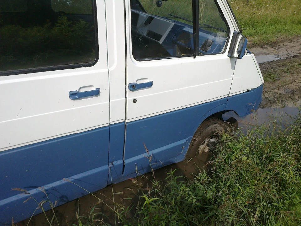 Посадив машину ПО НАЙБІЛЬШІ ЯЙЦЯ