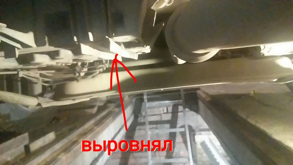 Ніша під АКБ та лампи салону. 2