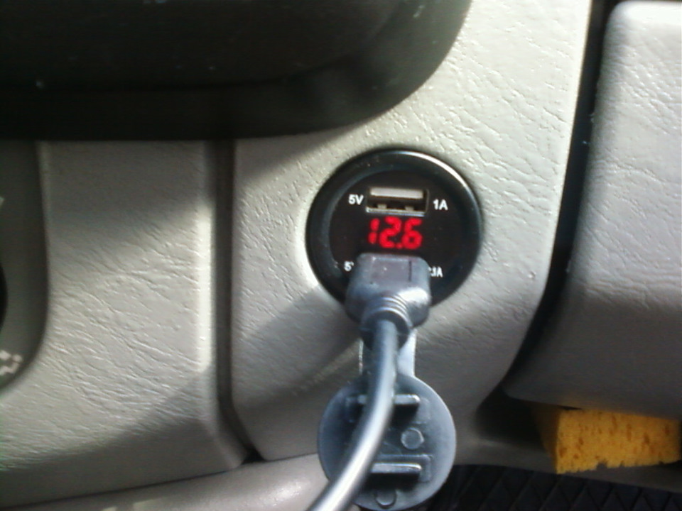USB зарядка в прикурювач замість гачка 2