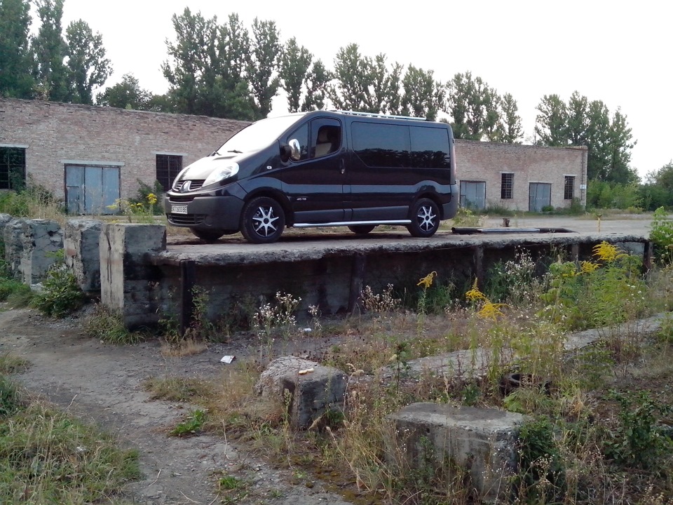 Фото буса ◄ЧОРНИЙ ЛИЦАР► на естакаді в автопарку 5