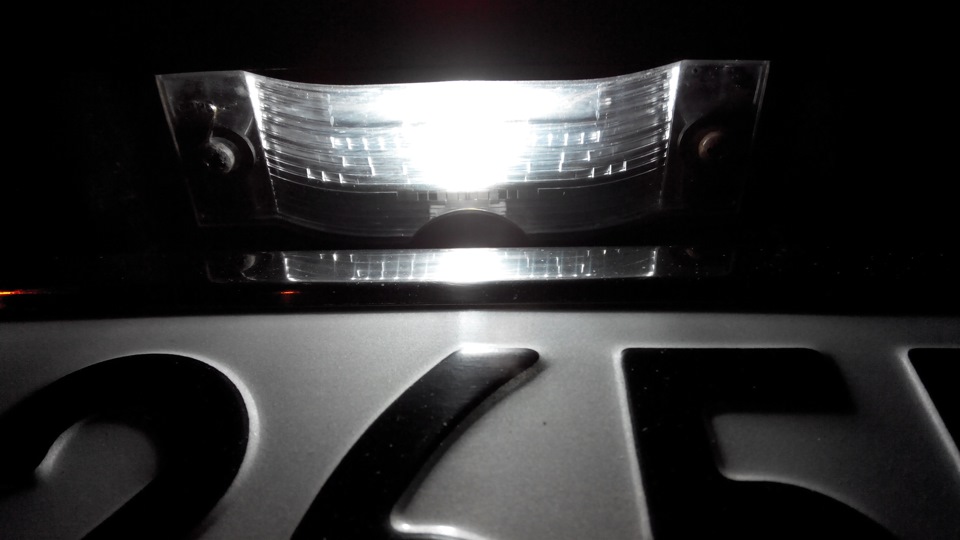 LED в підсвічування бардачку та номера 4