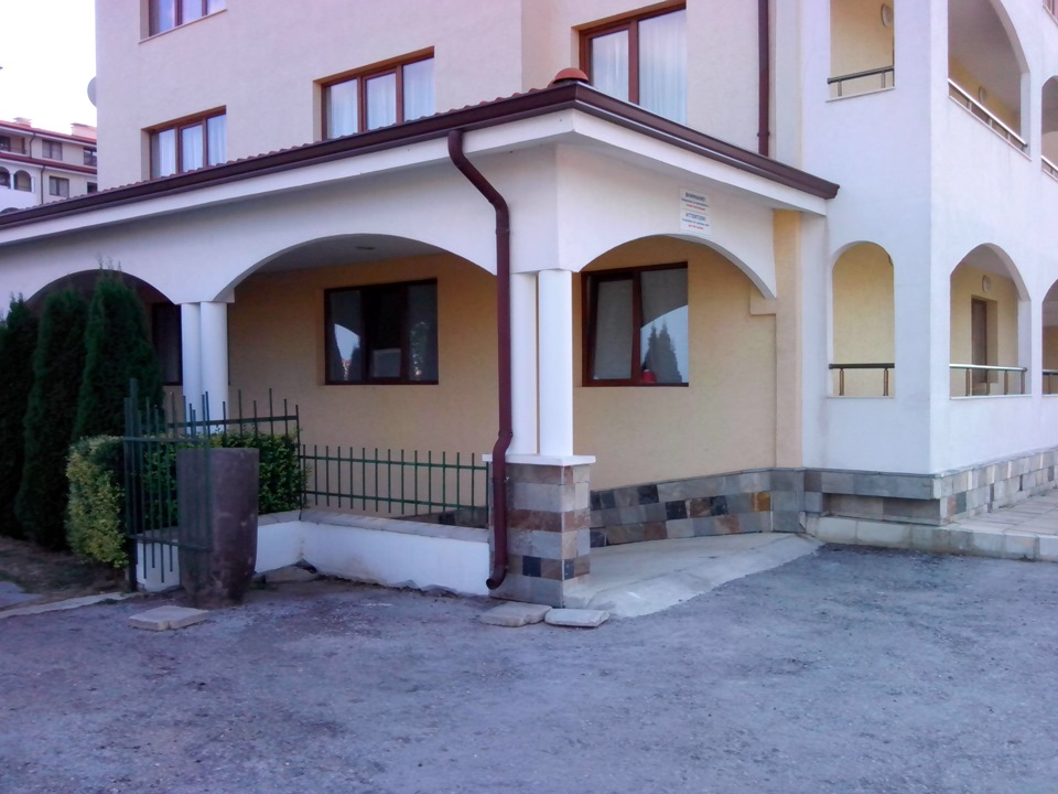 Купити купив, а де її залишити в чужій країні? 5