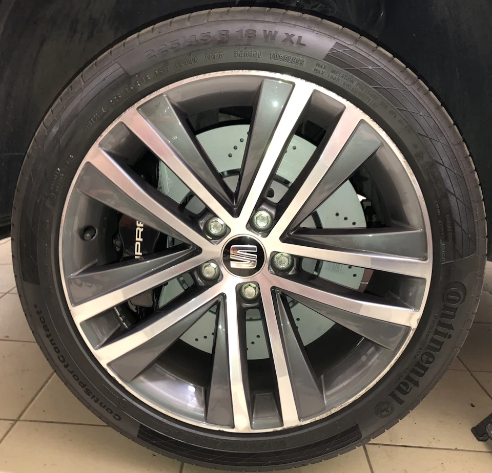 Лайфак: прибирання бордюрки з полірованої поверхні колісного диска