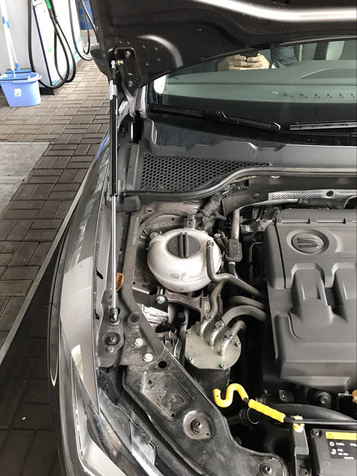 Амортизатори капота SEAT Leon MKIII (5F) X-PERIENCE (4 WD) ++1 3
