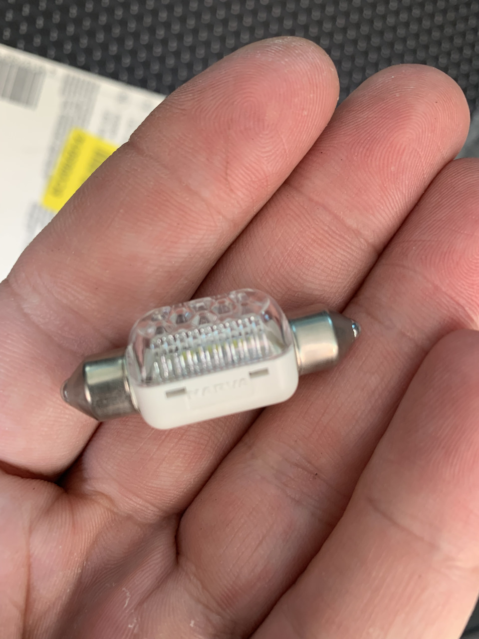 LED лампочки в підсвічування салону та номера 5
