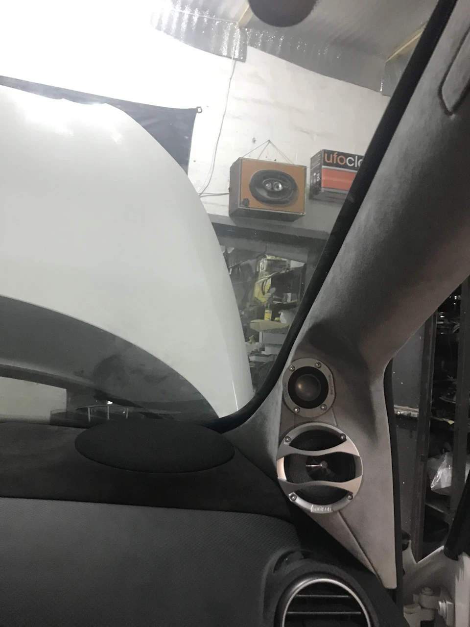 Seat Altea XL мідбас у торпеду.