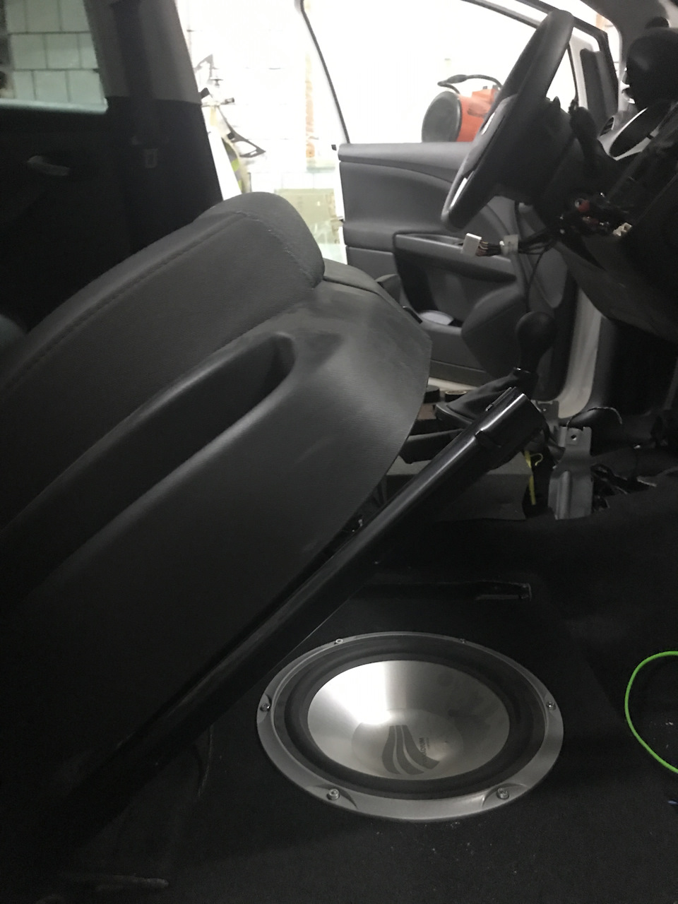 Seat Altea XL мідбас у торпеду. 2