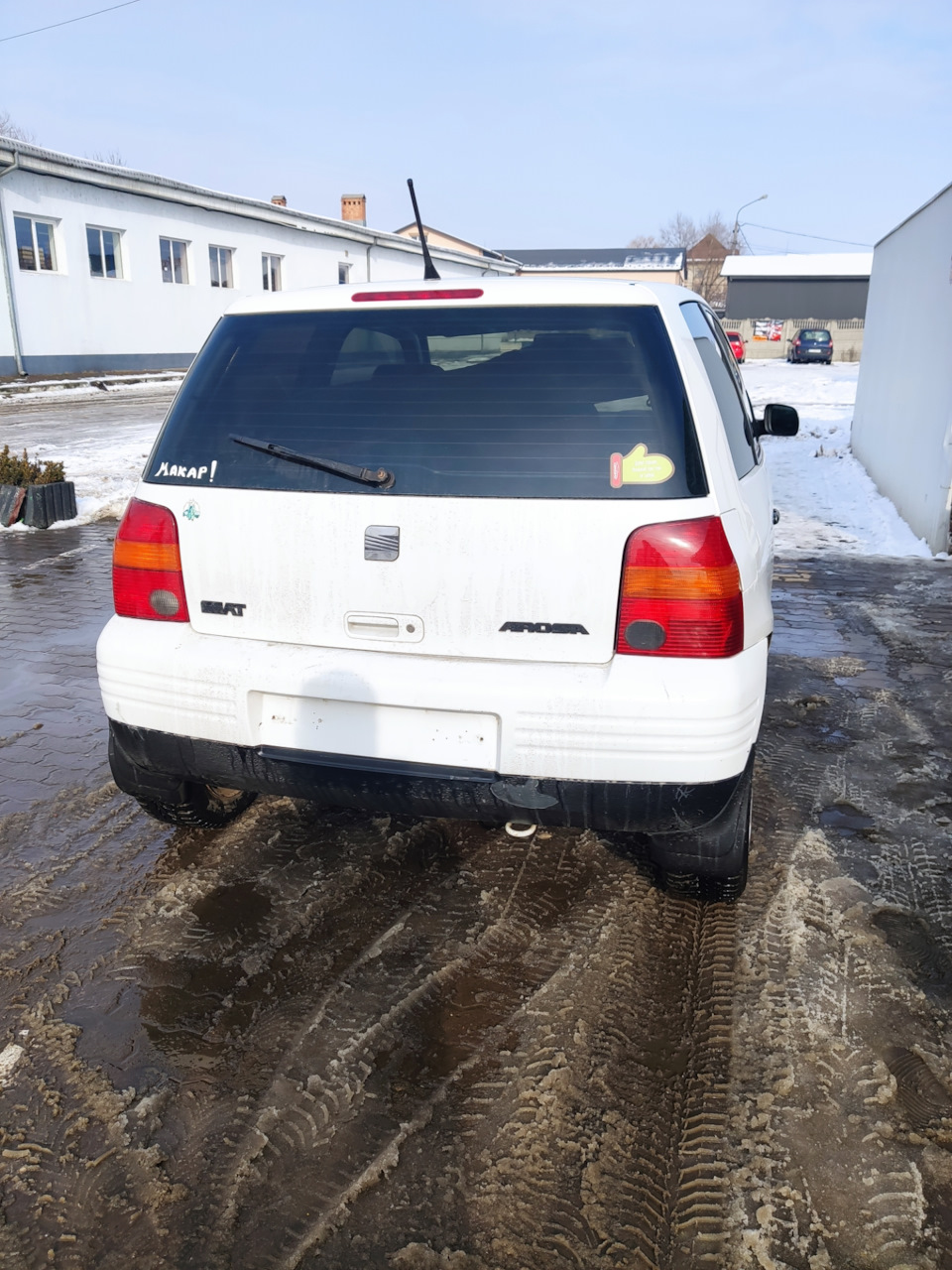 Мікрик фіційно став дружини 3