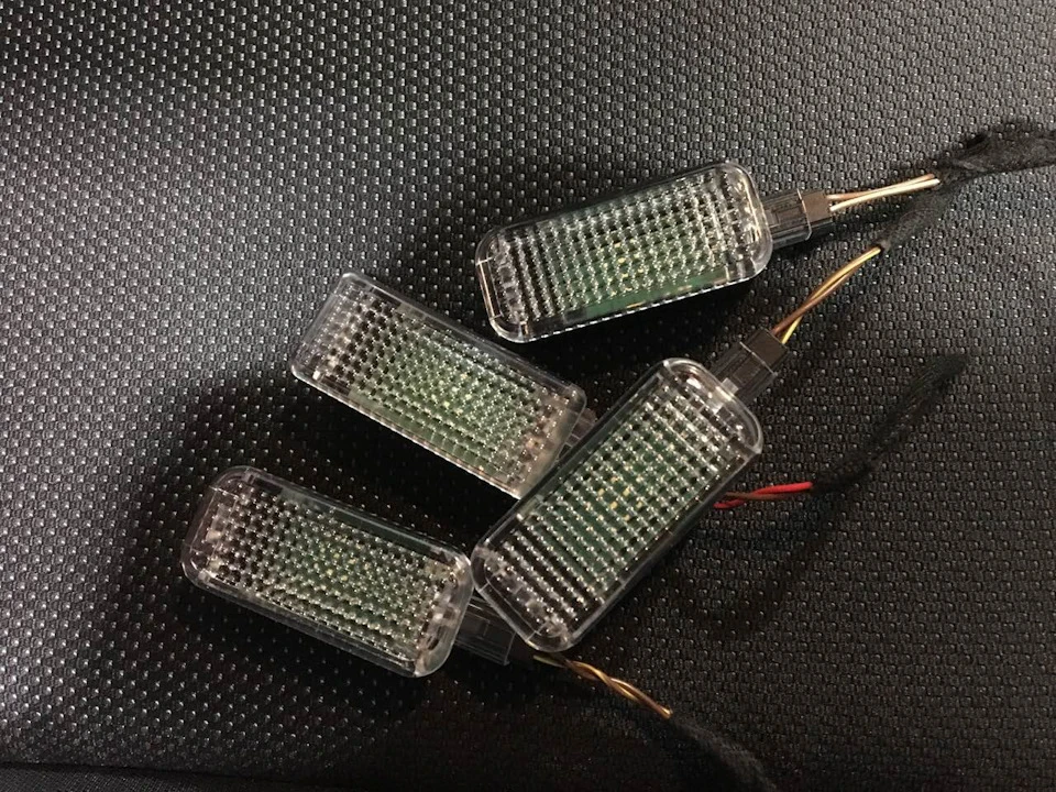 LED-підсвічування ніг передніх та задніх пасажирів, і по дрібниці.