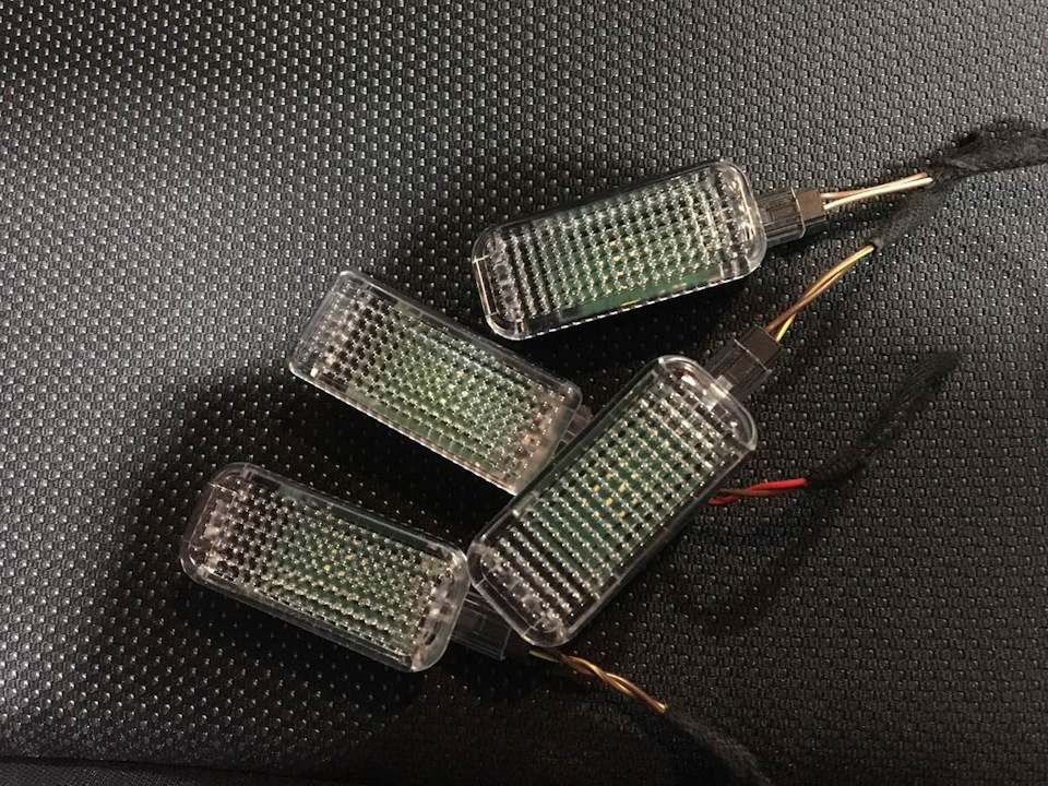 LED-підсвічування ніг передніх та задніх пасажирів, і по дрібниці. 1