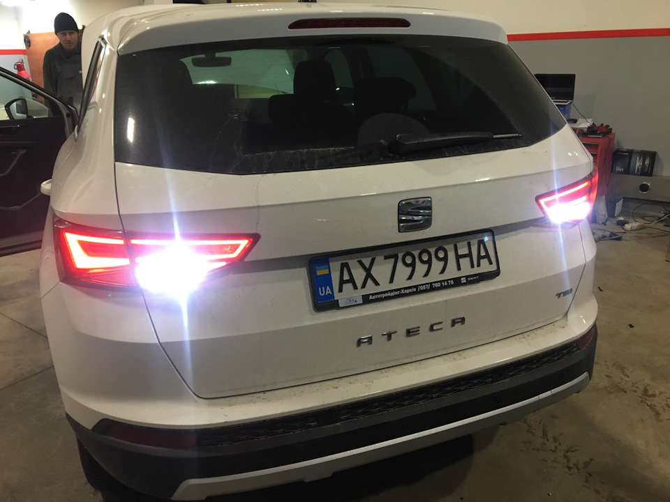 LED-підсвічування ніг передніх та задніх пасажирів, і по дрібниці. 4