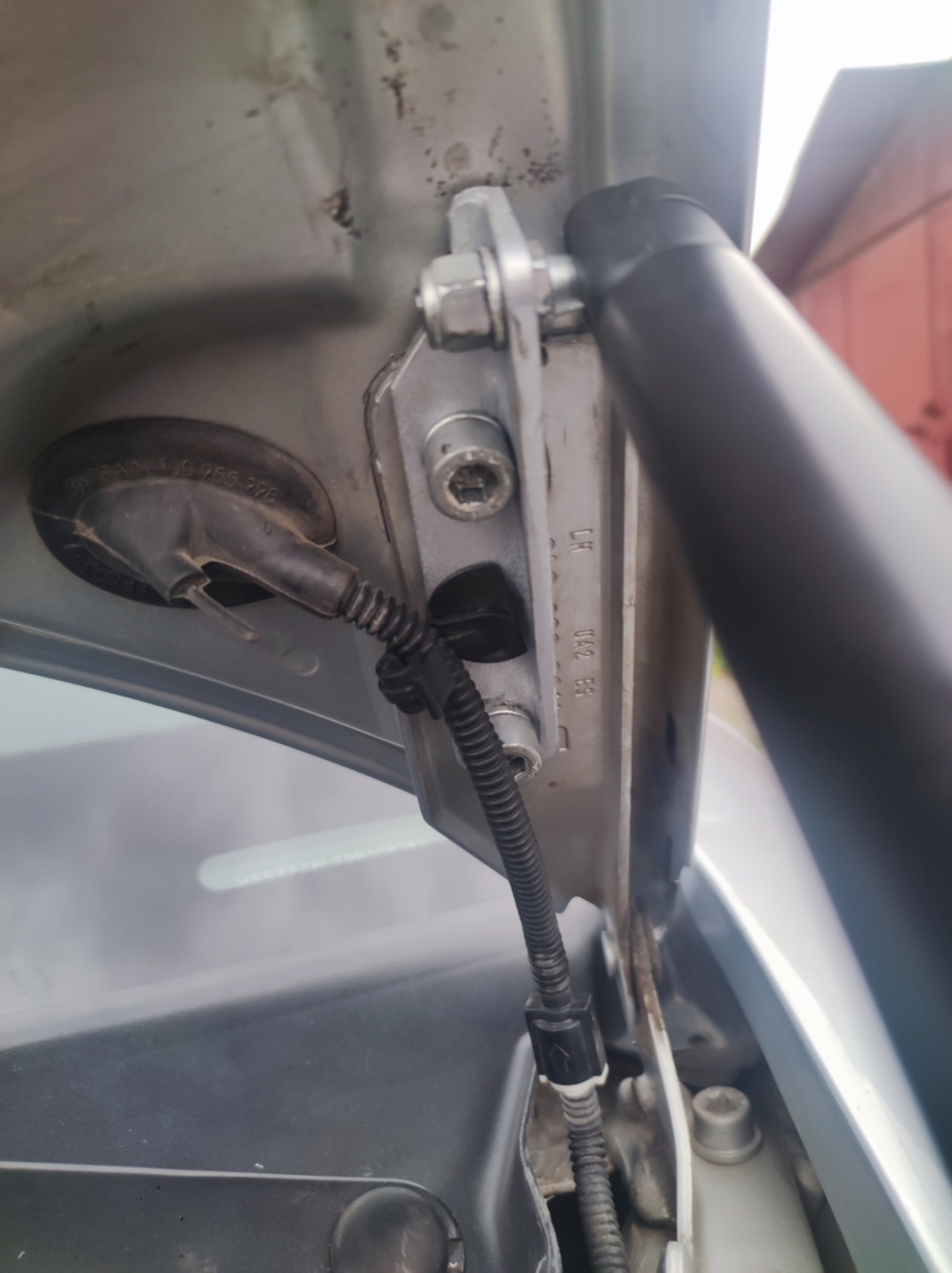 Update 25.09.21 Газовий упор капота 1