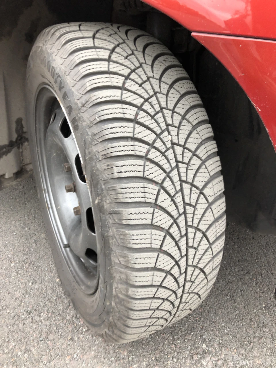 Зима, гума, відразу потрапив на дві дірки… Goodyear.
