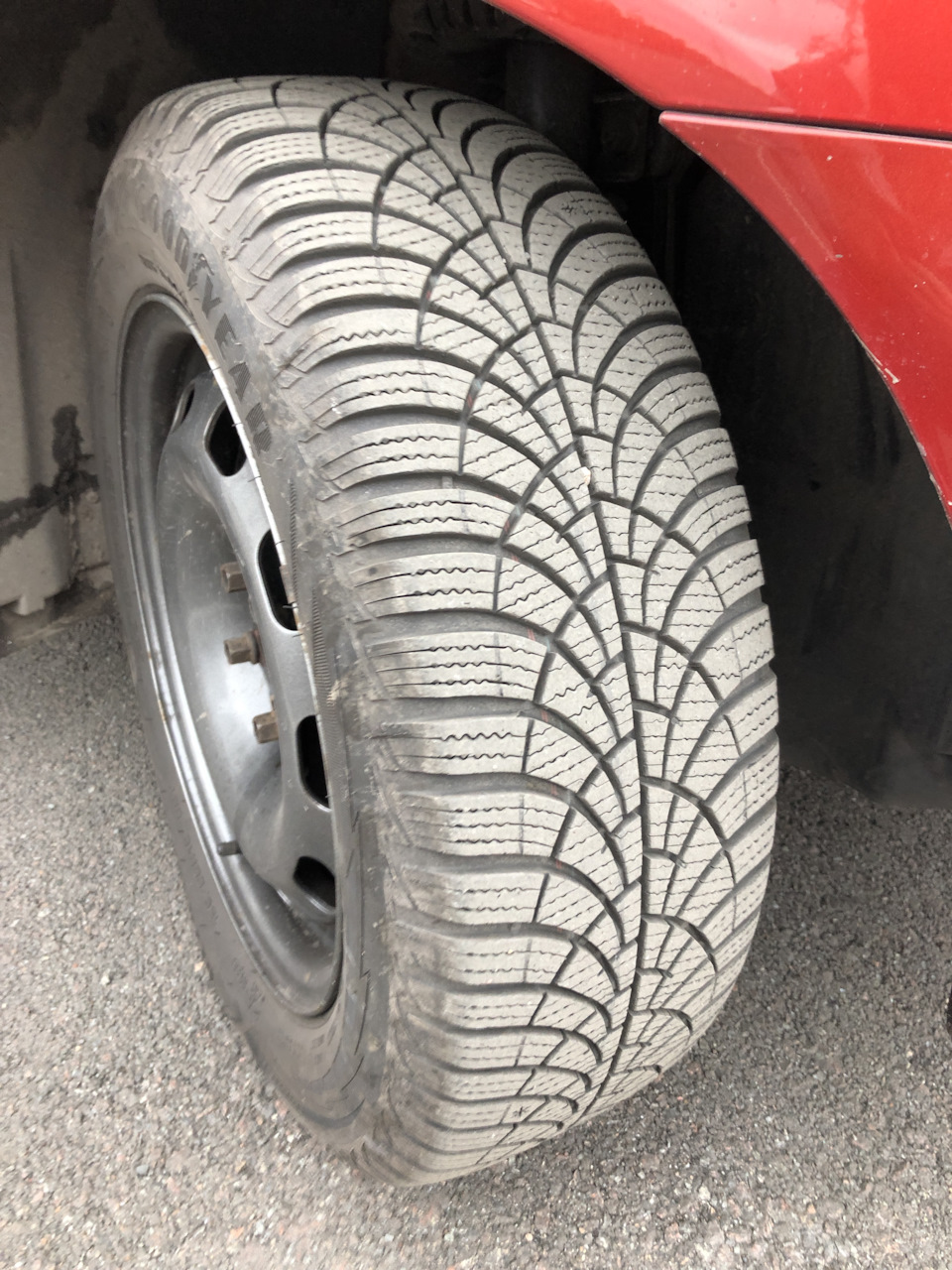 Зима, гума, відразу потрапив на дві дірки… Goodyear. 1