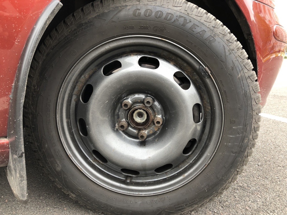 Зима, гума, відразу потрапив на дві дірки… Goodyear. 2