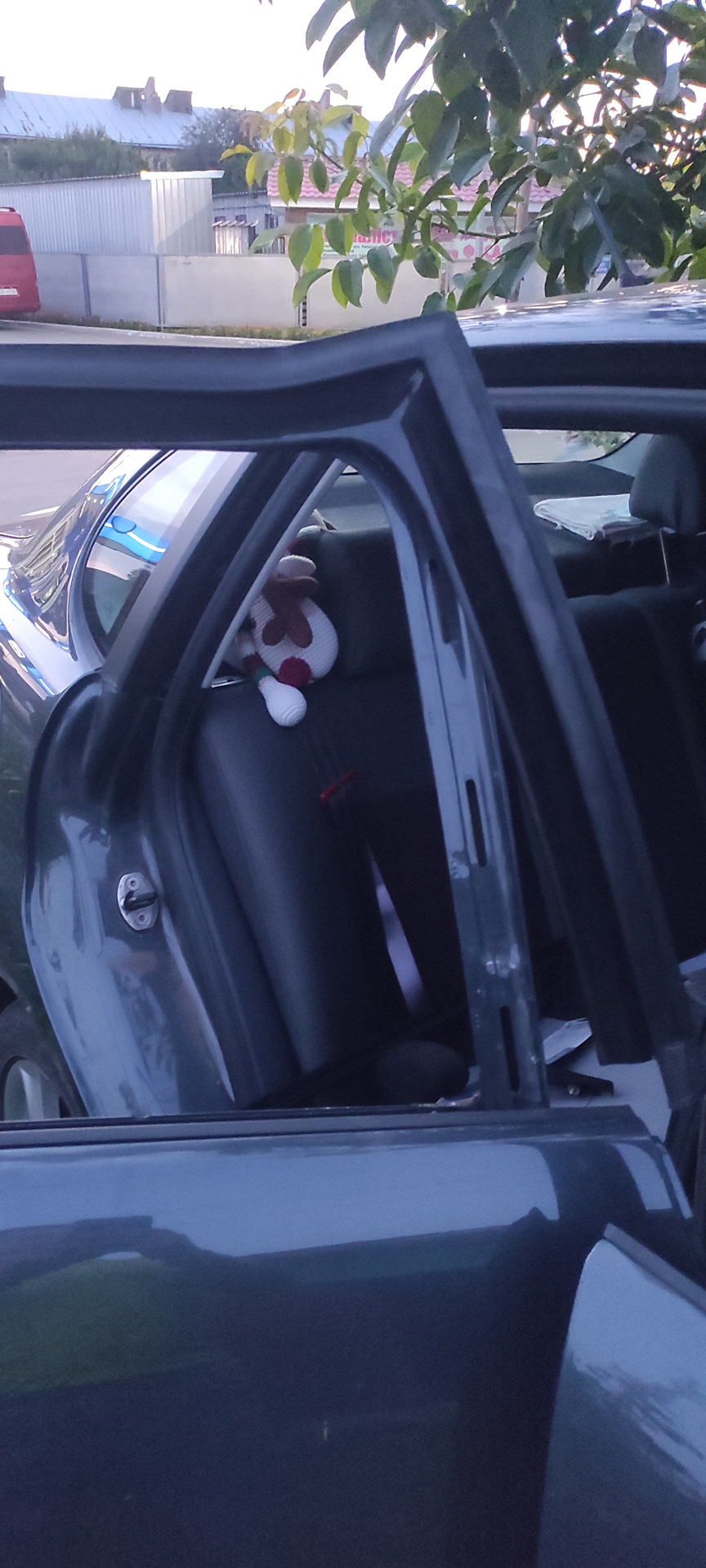Заміна скла в задніх правих дверях 1