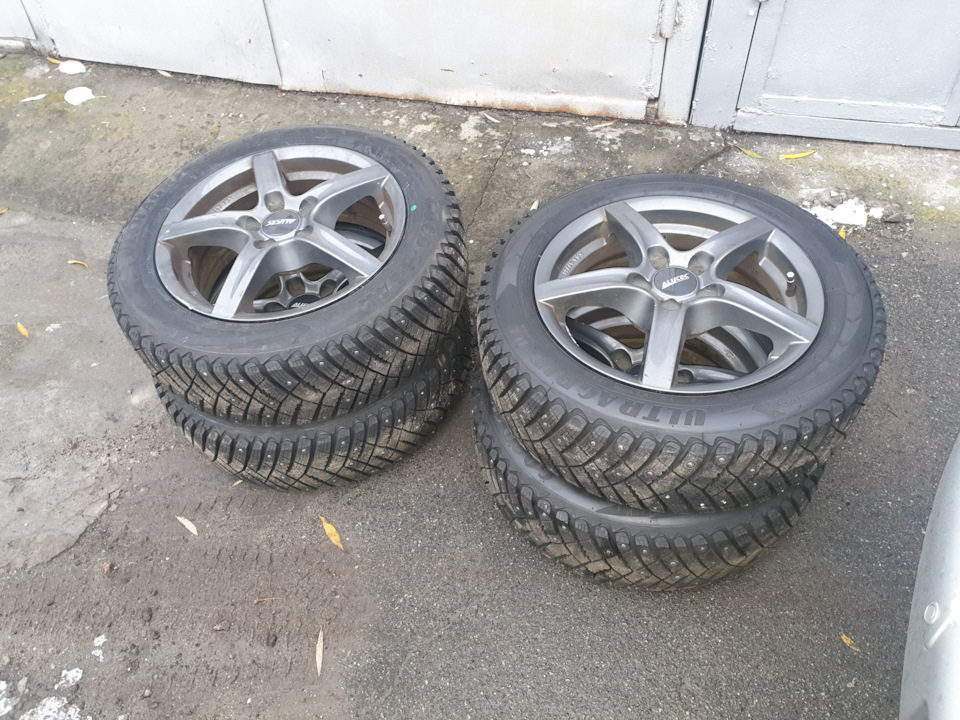 Перевзуття - колеса Goodyear Ultragrip Ice Arctic 185/60R15 88T 1