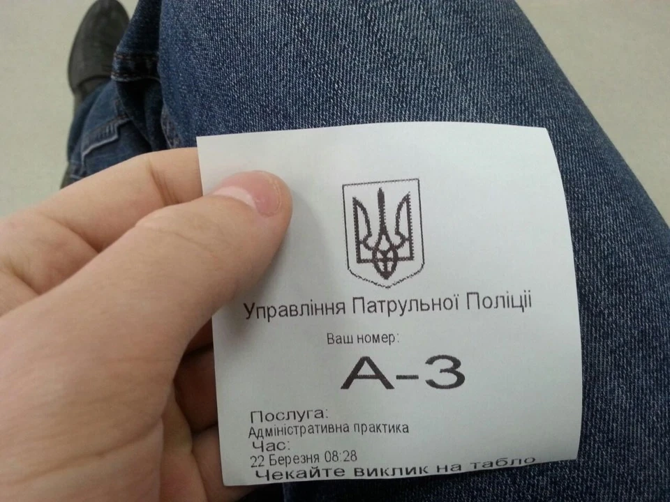 Чому не можна залишати машину на автобусній смузі?!