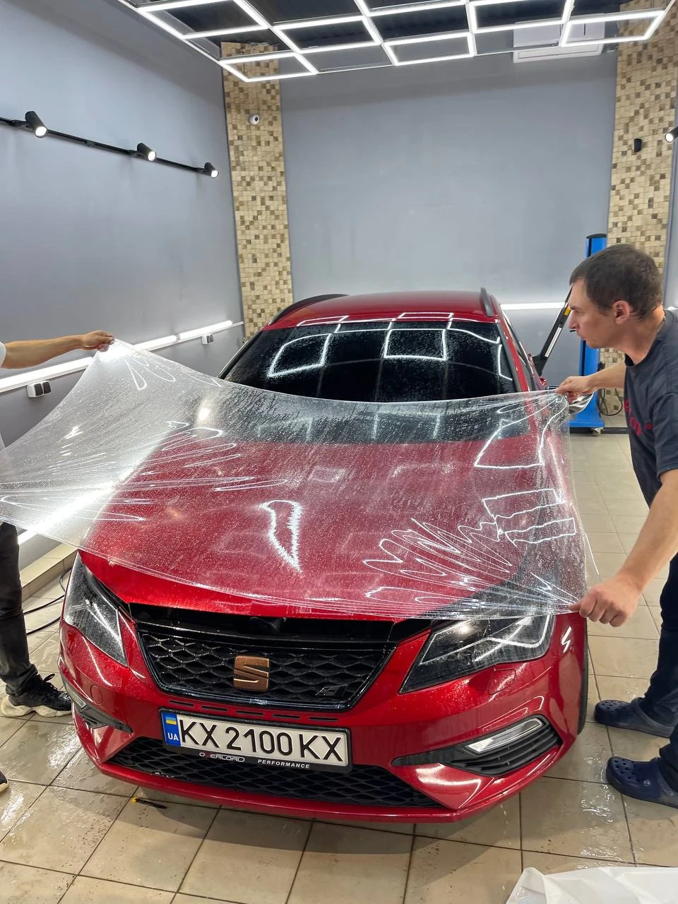 Обклеювання морди поліуретановою плівкою SunTek