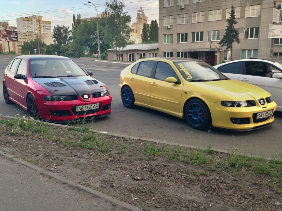 Seat leon RED vs Seat Leon Yelloy) 1