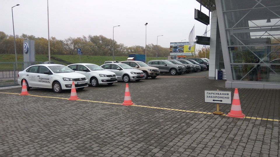 Заїхав до оф дилеру Volkswagen на заміну термостата. 1