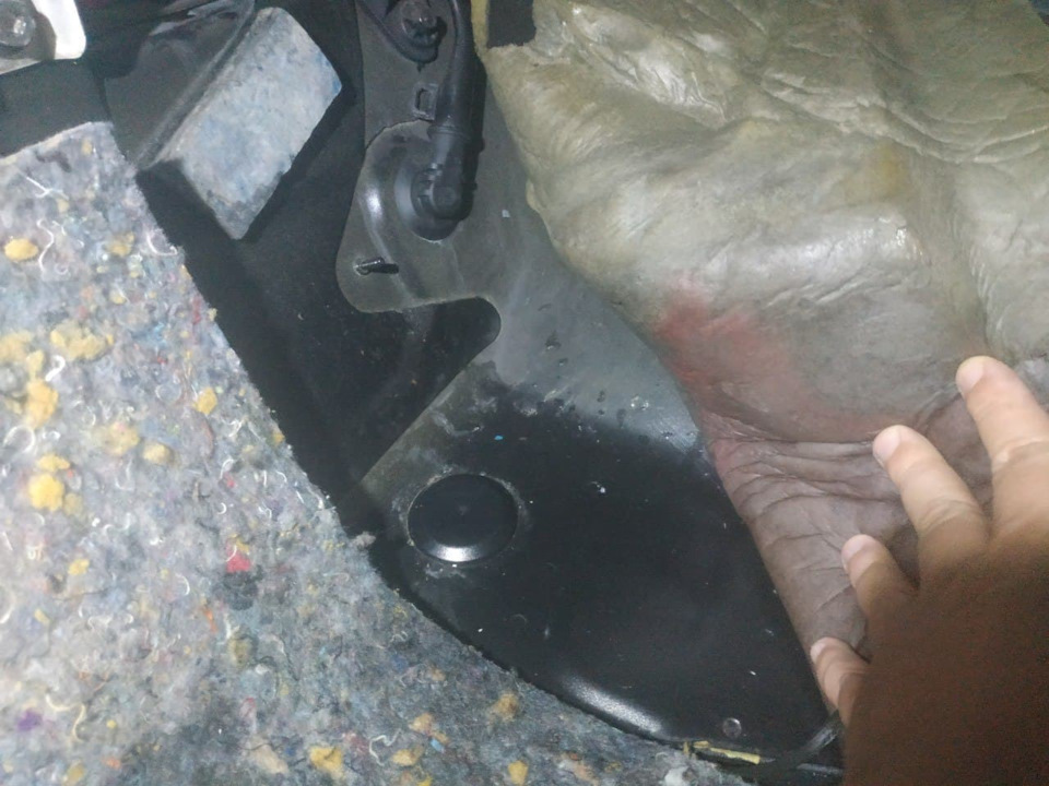seat leon 2 Вода під килимками, маленька дрібниця з великими незручностями. 3
