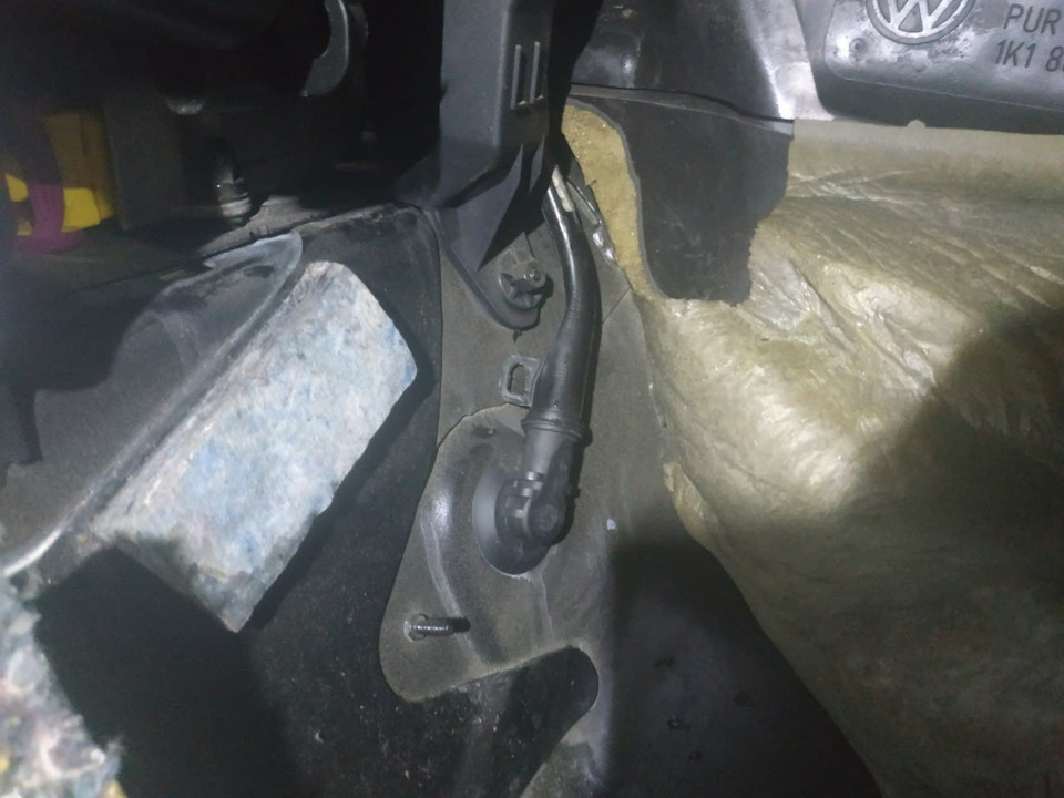 seat leon 2 Вода під килимками, маленька дрібниця з великими незручностями. 2