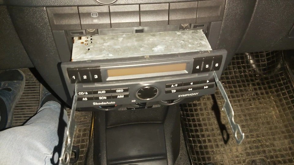 Не вмикається штатна CD магнітола Skoda Symphony 2