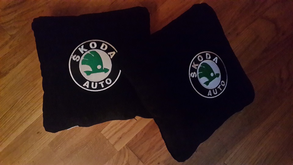 Подушка з логотипом SKODA 1