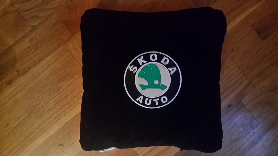 Подушка з логотипом SKODA 2