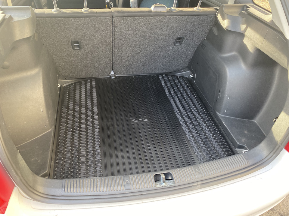 DCD720001 VAG килимок багажника (Гумовий) 1