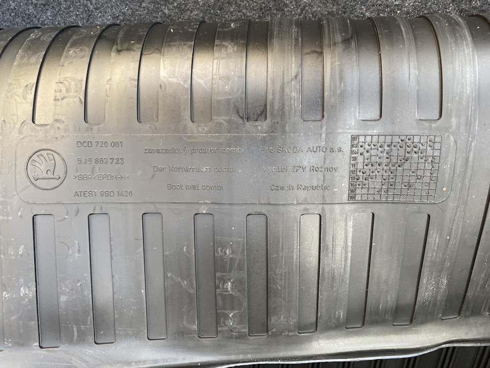 DCD720001 VAG килимок багажника (Гумовий) 3