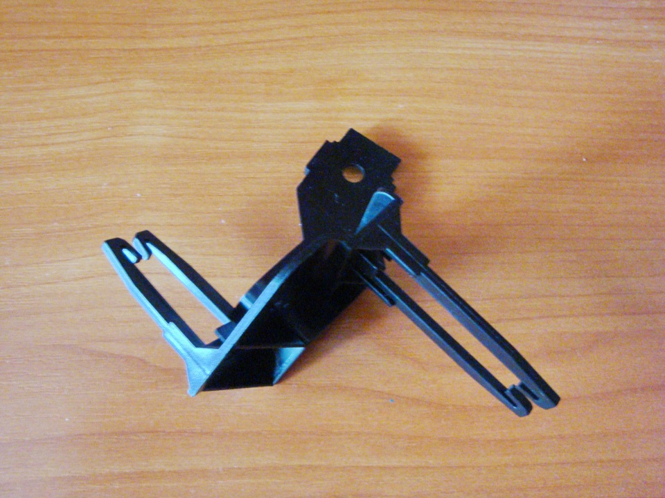 Кріплення джгута проводів в моторному відсіку 3