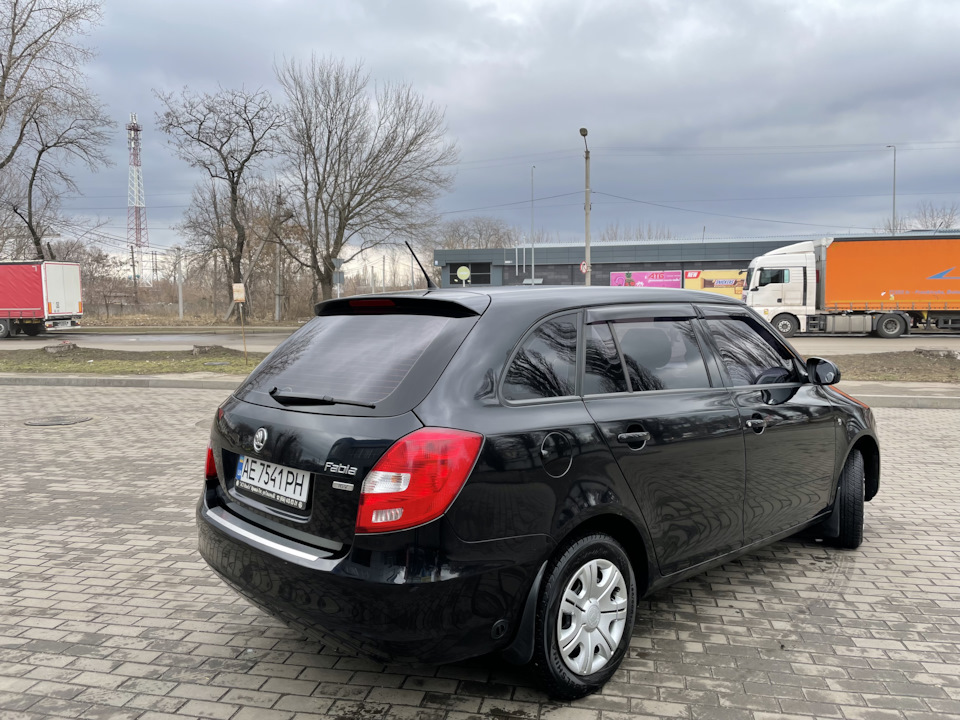 Мийка та приклеїв захист бампера 3
