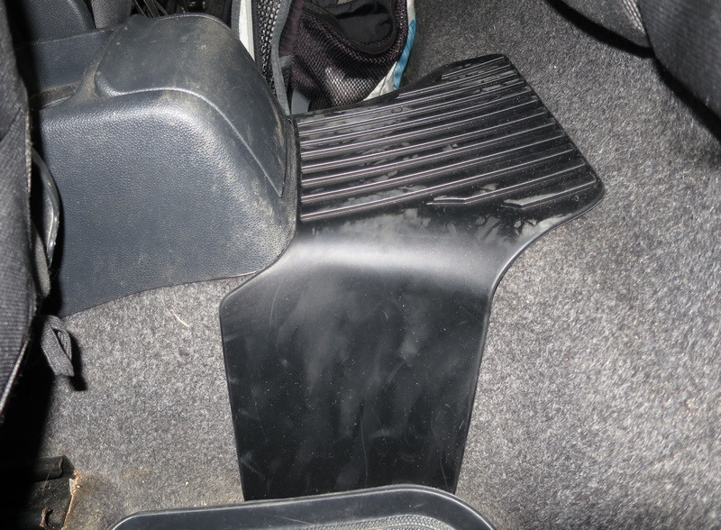 Килимок на тунель заднім пасажирам (VAG 6V0061580) 4
