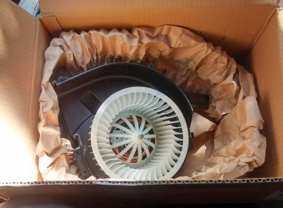 Моторчик пічки, Fabia mk1 (таки психанул - BEHR-HELLA 8EW 009 157-111) 1