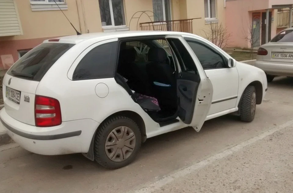 Замок задньої правої пасажиркою дверей.