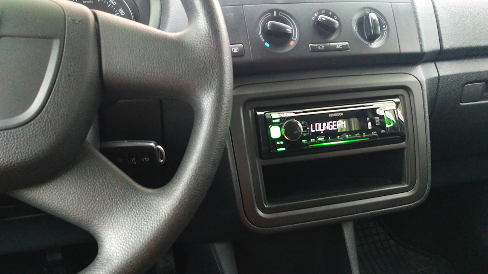 Встановлення магнітоли Skoda Fabia 2011 4