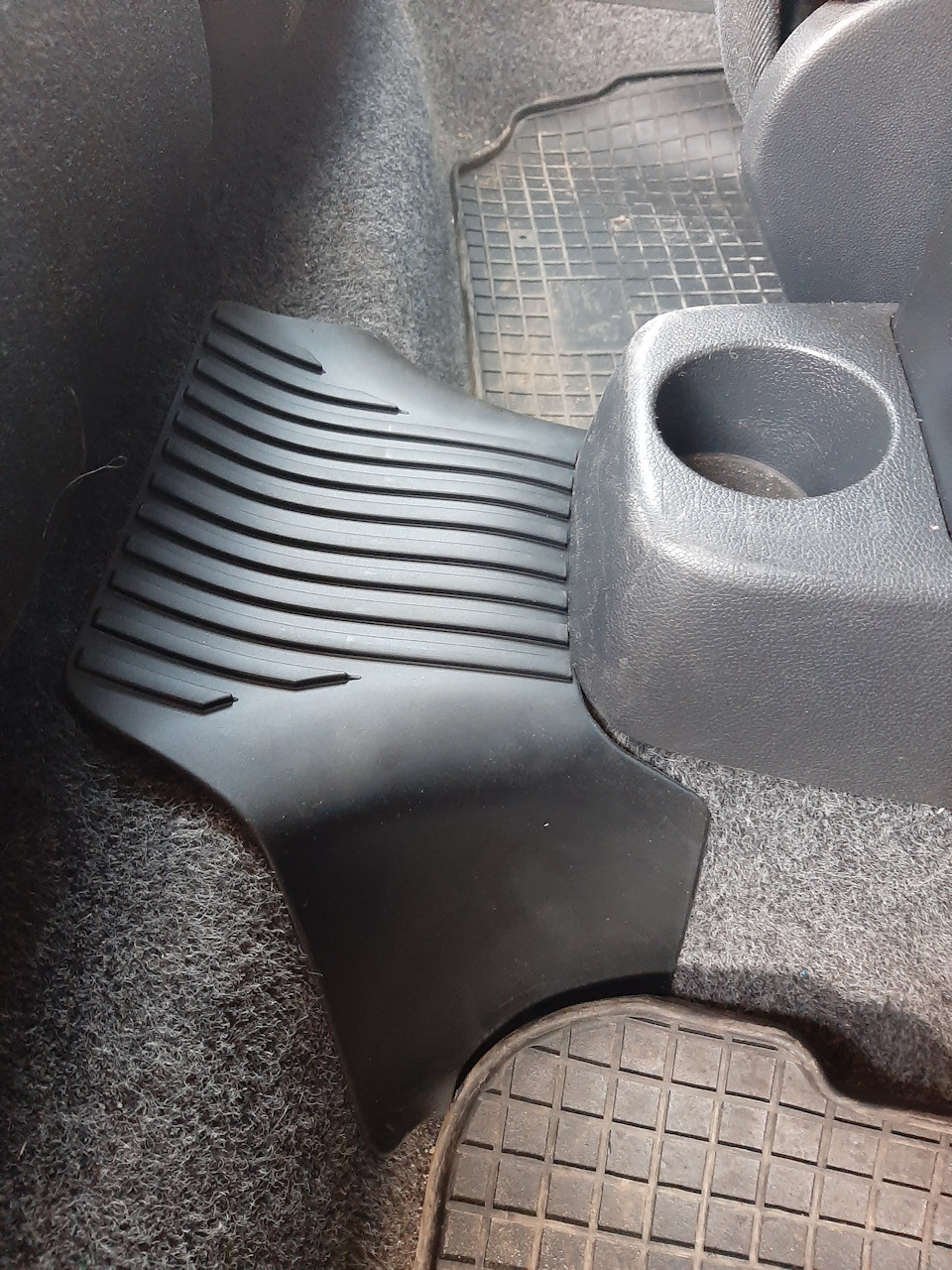 Килимок салону гумовий додатковий VAG 6V0061580 2