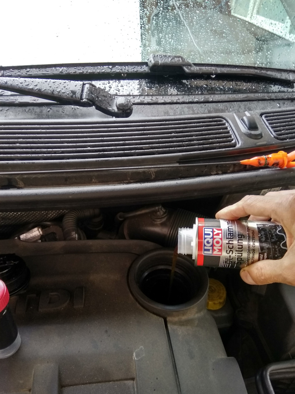Заливаємо LIQUI MOLY Oil-Schlamm-Spulung 1990. 3