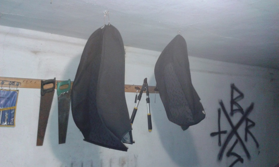 Стираємо оббивку сидінь. 5