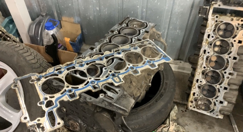 Заміна втулок. І ще покажу блок мотора від BMW 60 який пішов по бороді. 1