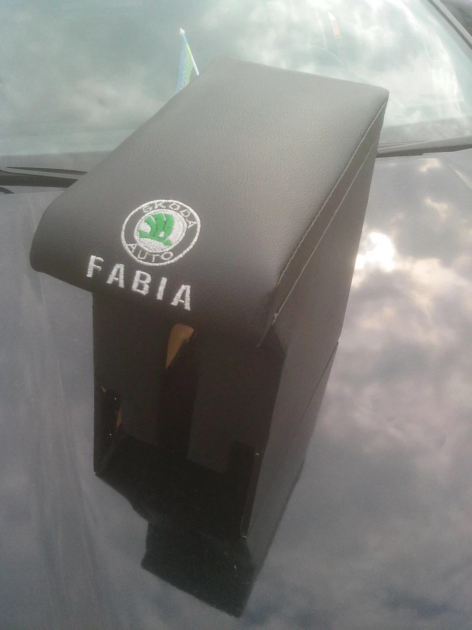 Підлокітник Skoda Fabia